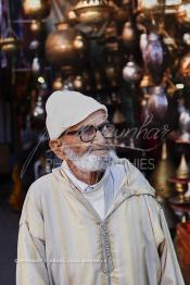 Image du Maroc Professionnelle de  Un grand père cherche son chemin au souk Semmarine  à Marrakech, le 11 Décembre 2011. (Photo / Abdeljalil Bounhar)

